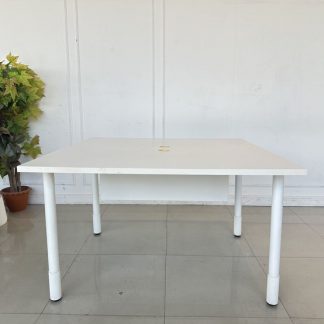 โต๊ะทำงานคู่ ท็อปไม้ MDF สีขาว ใต้ท็อปมีฉากกั้นไม้อัด โครงขาเหล็ก สีขาว (ขนาด 120 CM.)