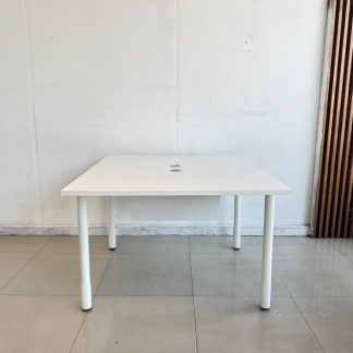 โต๊ะทำงานคู่ ท็อปไม้ MDF หน้าท็อปมีรู้ร้อยสายฝาพลาสติกสีเทา ใต้ท็อปมีฉากไม้อัดกั้น โครงขาเหล็กสีขาวทั้งตัว