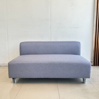 โซฟา 2 ที่นั่ง เบาะผ้าสีเทา โครงไม้ MDF ขาพลาสติกสีเทา