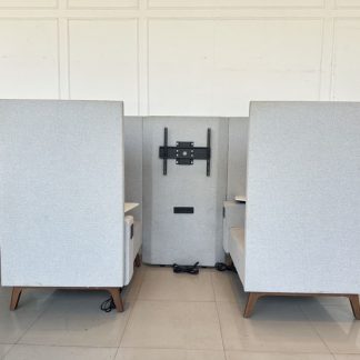 โซฟาพักผ่อน โซฟาสำหรับนั่งรอ เบาะผ้าสีเทา โต๊ะเลคเชอร์ไม้ MDF ขาไม้สนสีน้ำตาล พร้อมชุดแขวนทีวี และปลั๊กไฟ ช่อง USB