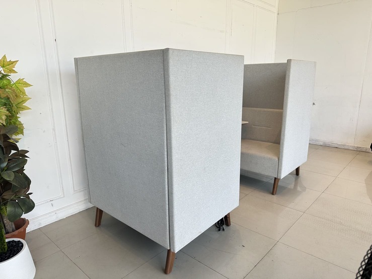 โซฟาพักผ่อน โซฟาสำหรับนั่งรอ เบาะผ้าสีเทา โต๊ะเลคเชอร์ไม้ MDF ขาไม้สนสีน้ำตาล พร้อมชุดแขวนทีวี และปลั๊กไฟ ช่อง USB โซฟาพักผ่อน โซฟาสำหรับนั่งรอ เบาะผ้าสีเทา โต๊ะเลคเชอร์ไม้ MDF ขาไม้สนสีน้ำตาล พร้อมชุดแขวนทีวี และปลั๊กไฟ ช่อง USB