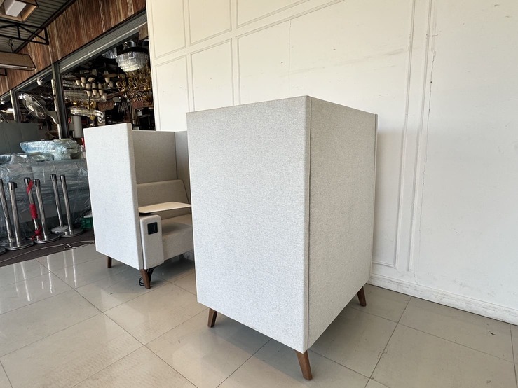 โซฟาพักผ่อน โซฟาสำหรับนั่งรอ เบาะผ้าสีเทา โต๊ะเลคเชอร์ไม้ MDF ขาไม้สนสีน้ำตาล พร้อมชุดแขวนทีวี และปลั๊กไฟ ช่อง USB โซฟาพักผ่อน โซฟาสำหรับนั่งรอ เบาะผ้าสีเทา โต๊ะเลคเชอร์ไม้ MDF ขาไม้สนสีน้ำตาล พร้อมชุดแขวนทีวี และปลั๊กไฟ ช่อง USB