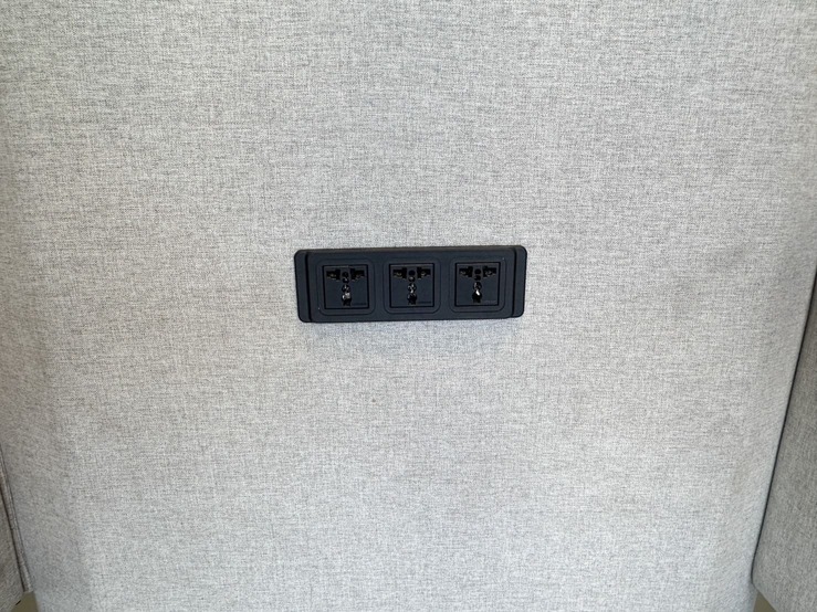 โซฟาพักผ่อน โซฟาสำหรับนั่งรอ เบาะผ้าสีเทา โต๊ะเลคเชอร์ไม้ MDF ขาไม้สนสีน้ำตาล พร้อมชุดแขวนทีวี และปลั๊กไฟ ช่อง USB โซฟาพักผ่อน โซฟาสำหรับนั่งรอ เบาะผ้าสีเทา โต๊ะเลคเชอร์ไม้ MDF ขาไม้สนสีน้ำตาล พร้อมชุดแขวนทีวี และปลั๊กไฟ ช่อง USB