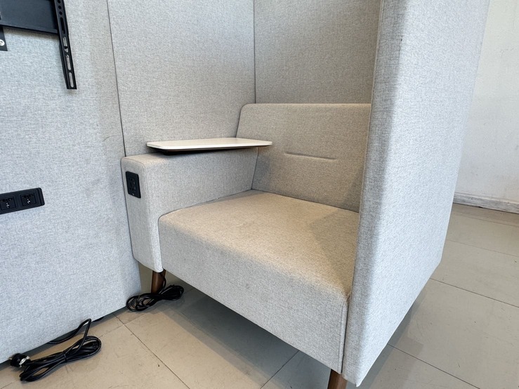 โซฟาพักผ่อน โซฟาสำหรับนั่งรอ เบาะผ้าสีเทา โต๊ะเลคเชอร์ไม้ MDF ขาไม้สนสีน้ำตาล พร้อมชุดแขวนทีวี และปลั๊กไฟ ช่อง USB โซฟาพักผ่อน โซฟาสำหรับนั่งรอ เบาะผ้าสีเทา โต๊ะเลคเชอร์ไม้ MDF ขาไม้สนสีน้ำตาล พร้อมชุดแขวนทีวี และปลั๊กไฟ ช่อง USB