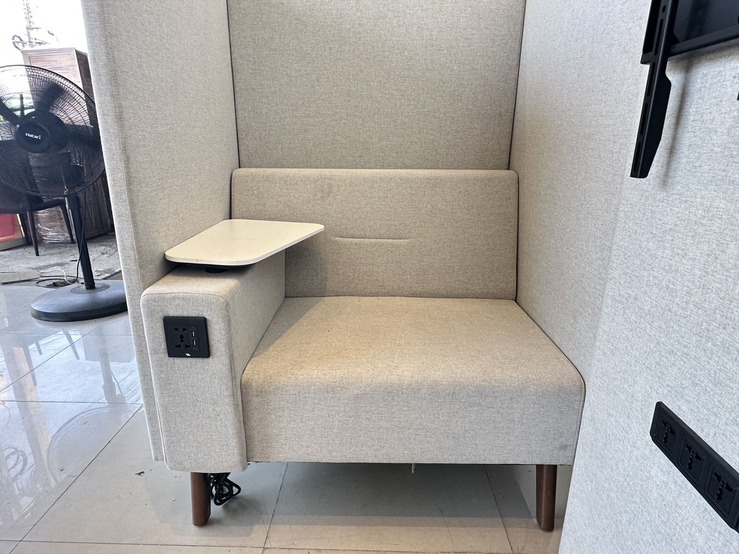 โซฟาพักผ่อน โซฟาสำหรับนั่งรอ เบาะผ้าสีเทา โต๊ะเลคเชอร์ไม้ MDF ขาไม้สนสีน้ำตาล พร้อมชุดแขวนทีวี และปลั๊กไฟ ช่อง USB โซฟาพักผ่อน โซฟาสำหรับนั่งรอ เบาะผ้าสีเทา โต๊ะเลคเชอร์ไม้ MDF ขาไม้สนสีน้ำตาล พร้อมชุดแขวนทีวี และปลั๊กไฟ ช่อง USB