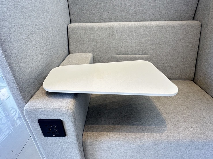 โซฟาพักผ่อน โซฟาสำหรับนั่งรอ เบาะผ้าสีเทา โต๊ะเลคเชอร์ไม้ MDF ขาไม้สนสีน้ำตาล พร้อมชุดแขวนทีวี และปลั๊กไฟ ช่อง USB โซฟาพักผ่อน โซฟาสำหรับนั่งรอ เบาะผ้าสีเทา โต๊ะเลคเชอร์ไม้ MDF ขาไม้สนสีน้ำตาล พร้อมชุดแขวนทีวี และปลั๊กไฟ ช่อง USB