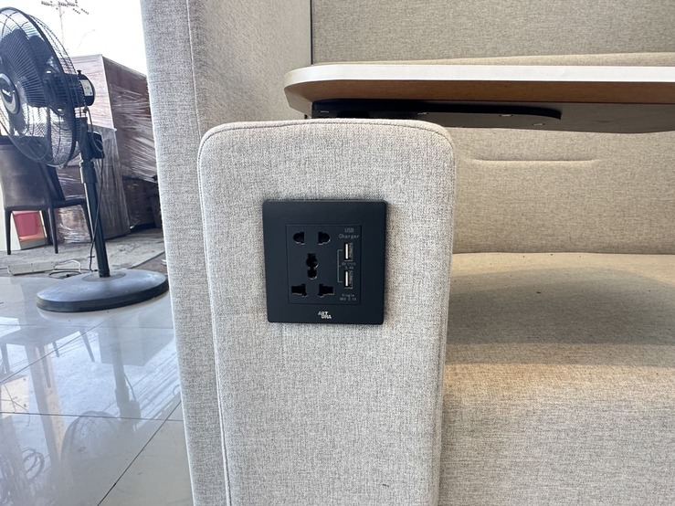 โซฟาพักผ่อน โซฟาสำหรับนั่งรอ เบาะผ้าสีเทา โต๊ะเลคเชอร์ไม้ MDF ขาไม้สนสีน้ำตาล พร้อมชุดแขวนทีวี และปลั๊กไฟ ช่อง USB โซฟาพักผ่อน โซฟาสำหรับนั่งรอ เบาะผ้าสีเทา โต๊ะเลคเชอร์ไม้ MDF ขาไม้สนสีน้ำตาล พร้อมชุดแขวนทีวี และปลั๊กไฟ ช่อง USB