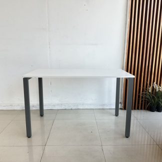 โต๊ะทำงาน ท็อป MDF สีขาว …