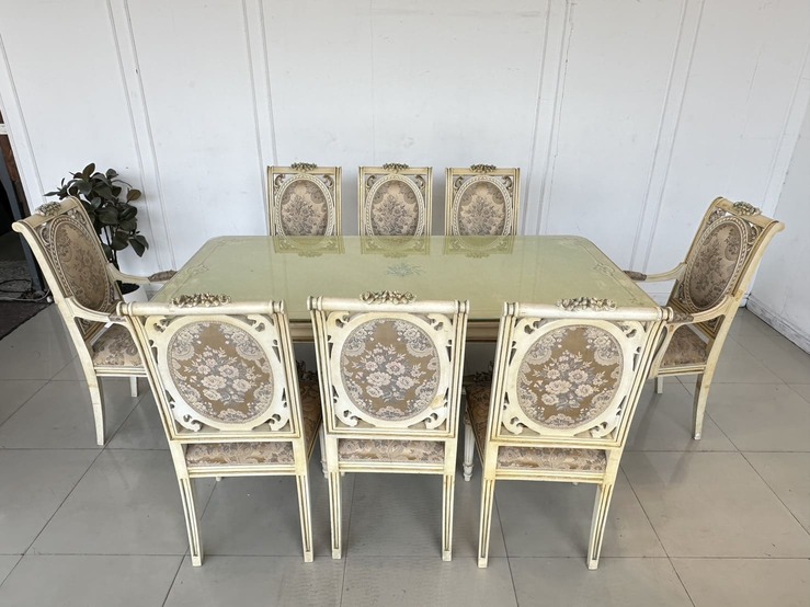 ชุดโต๊ะทานอาหาร สไตล์หลุยส์ 8 ที่นั่ง ท็อปกระจก ไม้จริงกลางไม้ MDF โครงขาแกะสลัก พร้อมเก้าอี้ ชุดโต๊ะทานอาหาร สไตล์หลุยส์ 8 ที่นั่ง ท็อปกระจก ไม้จริงกลางไม้ MDF โครงขาแกะสลัก พร้อมเก้าอี้