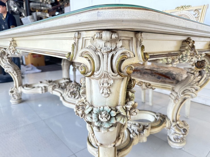 ชุดโต๊ะทานอาหาร สไตล์หลุยส์ 8 ที่นั่ง ท็อปกระจก ไม้จริงกลางไม้ MDF โครงขาแกะสลัก พร้อมเก้าอี้ ชุดโต๊ะทานอาหาร สไตล์หลุยส์ 8 ที่นั่ง ท็อปกระจก ไม้จริงกลางไม้ MDF โครงขาแกะสลัก พร้อมเก้าอี้