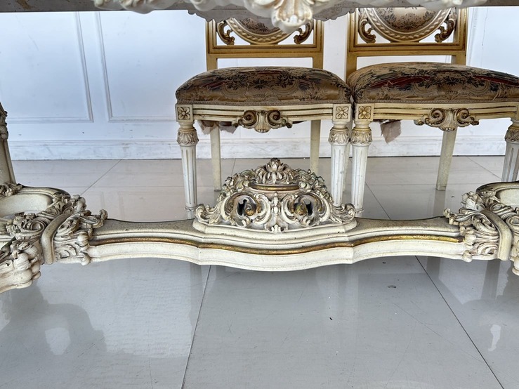 ชุดโต๊ะทานอาหาร สไตล์หลุยส์ 8 ที่นั่ง ท็อปกระจก ไม้จริงกลางไม้ MDF โครงขาแกะสลัก พร้อมเก้าอี้ ชุดโต๊ะทานอาหาร สไตล์หลุยส์ 8 ที่นั่ง ท็อปกระจก ไม้จริงกลางไม้ MDF โครงขาแกะสลัก พร้อมเก้าอี้