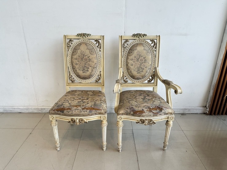 ชุดโต๊ะทานอาหาร สไตล์หลุยส์ 8 ที่นั่ง ท็อปกระจก ไม้จริงกลางไม้ MDF โครงขาแกะสลัก พร้อมเก้าอี้ ชุดโต๊ะทานอาหาร สไตล์หลุยส์ 8 ที่นั่ง ท็อปกระจก ไม้จริงกลางไม้ MDF โครงขาแกะสลัก พร้อมเก้าอี้