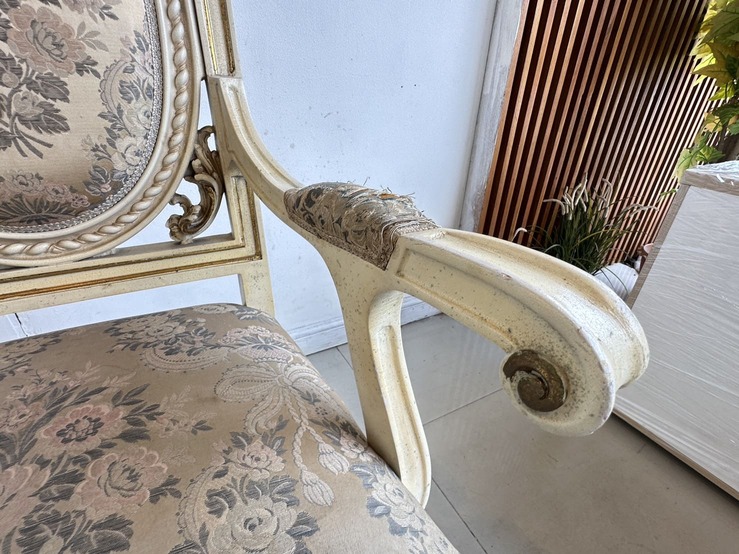 ชุดโต๊ะทานอาหาร สไตล์หลุยส์ 8 ที่นั่ง ท็อปกระจก ไม้จริงกลางไม้ MDF โครงขาแกะสลัก พร้อมเก้าอี้ ชุดโต๊ะทานอาหาร สไตล์หลุยส์ 8 ที่นั่ง ท็อปกระจก ไม้จริงกลางไม้ MDF โครงขาแกะสลัก พร้อมเก้าอี้