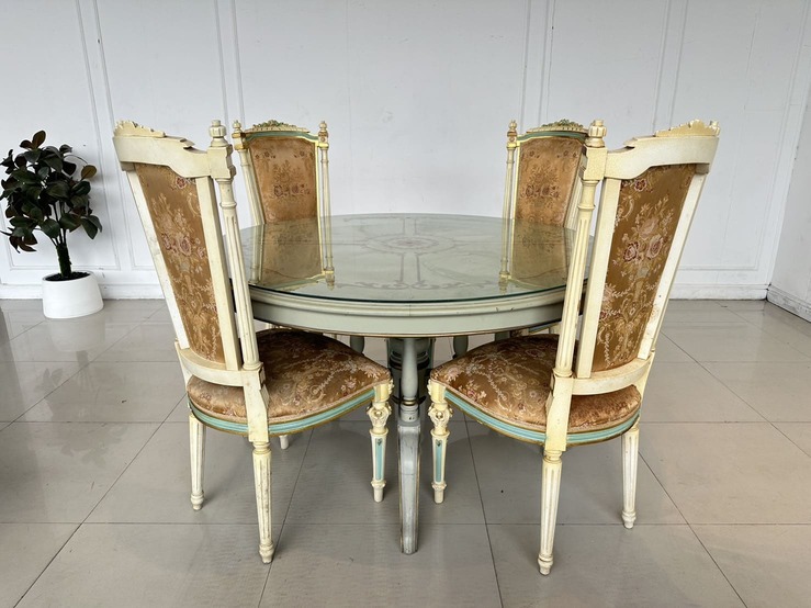 ชุดโต๊ะทานอาหาร สไตล์หลุยส์ 4 ที่นั่ง ท็อปกระจก โครงไม้จริงกลางไม้อัด ขาไม้จริง พร้อมเก้าอี้หลังสูง ชุดโต๊ะทานอาหาร สไตล์หลุยส์ 4 ที่นั่ง ท็อปกระจก โครงไม้จริงกลางไม้อัด ขาไม้จริง พร้อมเก้าอี้หลังสูง