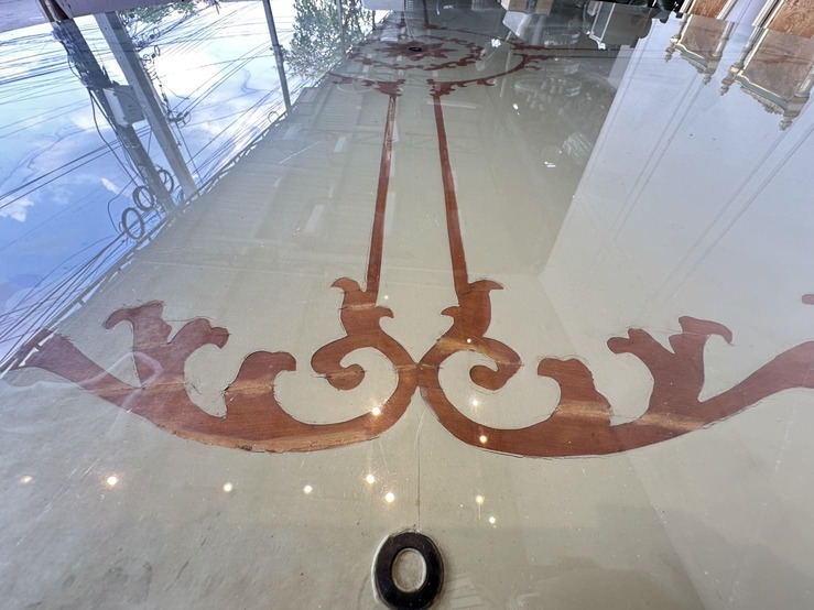 ชุดโต๊ะทานอาหาร สไตล์หลุยส์ 4 ที่นั่ง ท็อปกระจก โครงไม้จริงกลางไม้อัด ขาไม้จริง พร้อมเก้าอี้หลังสูง ชุดโต๊ะทานอาหาร สไตล์หลุยส์ 4 ที่นั่ง ท็อปกระจก โครงไม้จริงกลางไม้อัด ขาไม้จริง พร้อมเก้าอี้หลังสูง