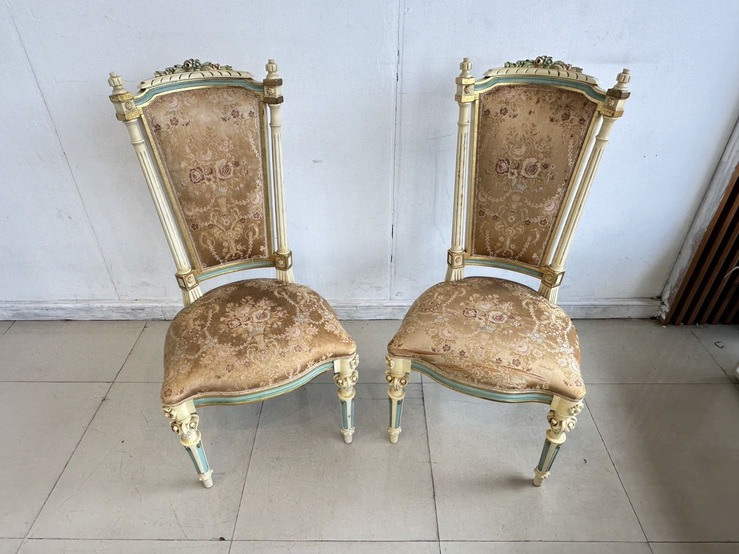 ชุดโต๊ะทานอาหาร สไตล์หลุยส์ 4 ที่นั่ง ท็อปกระจก โครงไม้จริงกลางไม้อัด ขาไม้จริง พร้อมเก้าอี้หลังสูง ชุดโต๊ะทานอาหาร สไตล์หลุยส์ 4 ที่นั่ง ท็อปกระจก โครงไม้จริงกลางไม้อัด ขาไม้จริง พร้อมเก้าอี้หลังสูง