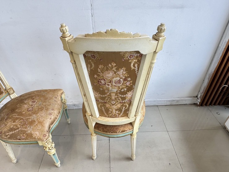 ชุดโต๊ะทานอาหาร สไตล์หลุยส์ 4 ที่นั่ง ท็อปกระจก โครงไม้จริงกลางไม้อัด ขาไม้จริง พร้อมเก้าอี้หลังสูง ชุดโต๊ะทานอาหาร สไตล์หลุยส์ 4 ที่นั่ง ท็อปกระจก โครงไม้จริงกลางไม้อัด ขาไม้จริง พร้อมเก้าอี้หลังสูง