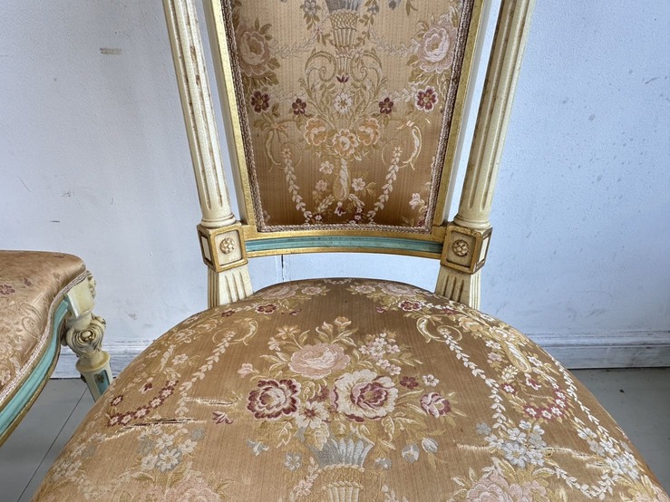 ชุดโต๊ะทานอาหาร สไตล์หลุยส์ 4 ที่นั่ง ท็อปกระจก โครงไม้จริงกลางไม้อัด ขาไม้จริง พร้อมเก้าอี้หลังสูง ชุดโต๊ะทานอาหาร สไตล์หลุยส์ 4 ที่นั่ง ท็อปกระจก โครงไม้จริงกลางไม้อัด ขาไม้จริง พร้อมเก้าอี้หลังสูง