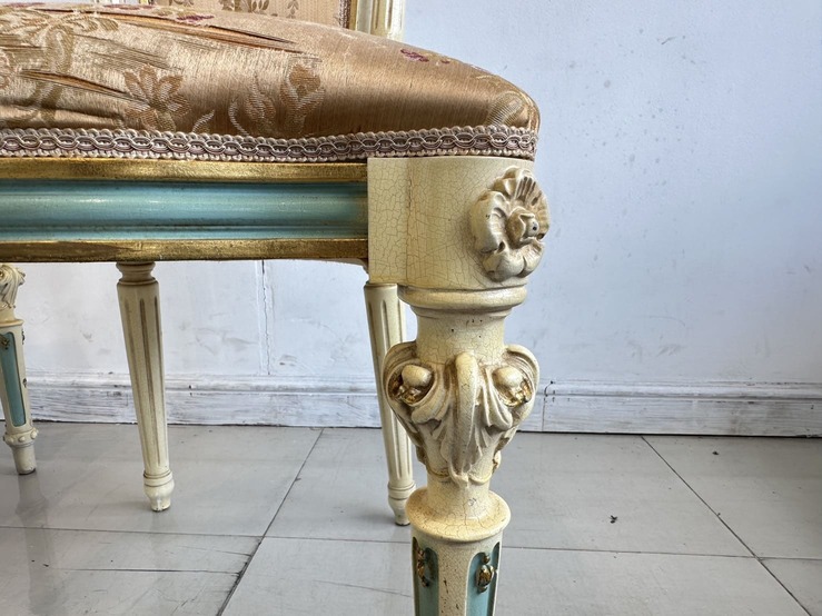 ชุดโต๊ะทานอาหาร สไตล์หลุยส์ 4 ที่นั่ง ท็อปกระจก โครงไม้จริงกลางไม้อัด ขาไม้จริง พร้อมเก้าอี้หลังสูง ชุดโต๊ะทานอาหาร สไตล์หลุยส์ 4 ที่นั่ง ท็อปกระจก โครงไม้จริงกลางไม้อัด ขาไม้จริง พร้อมเก้าอี้หลังสูง