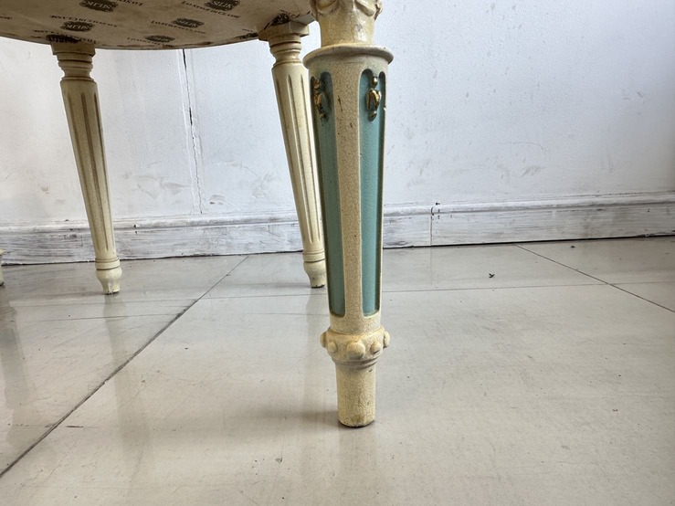 ชุดโต๊ะทานอาหาร สไตล์หลุยส์ 4 ที่นั่ง ท็อปกระจก โครงไม้จริงกลางไม้อัด ขาไม้จริง พร้อมเก้าอี้หลังสูง ชุดโต๊ะทานอาหาร สไตล์หลุยส์ 4 ที่นั่ง ท็อปกระจก โครงไม้จริงกลางไม้อัด ขาไม้จริง พร้อมเก้าอี้หลังสูง