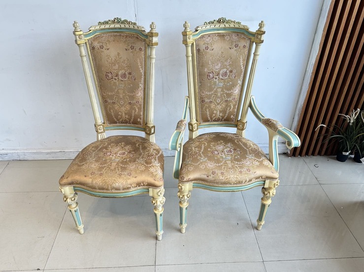 ชุดโต๊ะทานอาหาร สไตล์หลุยส์ 10 ที่นั่ง ชุดโต๊ะทานอาหาร สไตล์หลุยส์ 10 ที่นั่ง