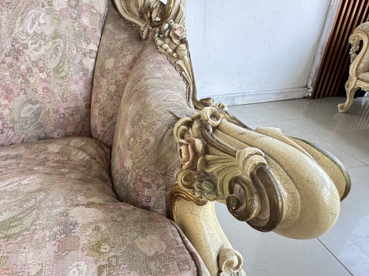 ชุดรับแขก แบรนด์ SILIK สไตล์หลุยส์ 7 ที่นั่ง โต๊ะกลางและโต๊ะข้าง ท็อปกระจก พร้อมเก้าอี้ ชุดรับแขก แบรนด์ SILIK สไตล์หลุยส์ 7 ที่นั่ง โต๊ะกลางและโต๊ะข้าง ท็อปกระจก พร้อมเก้าอี้