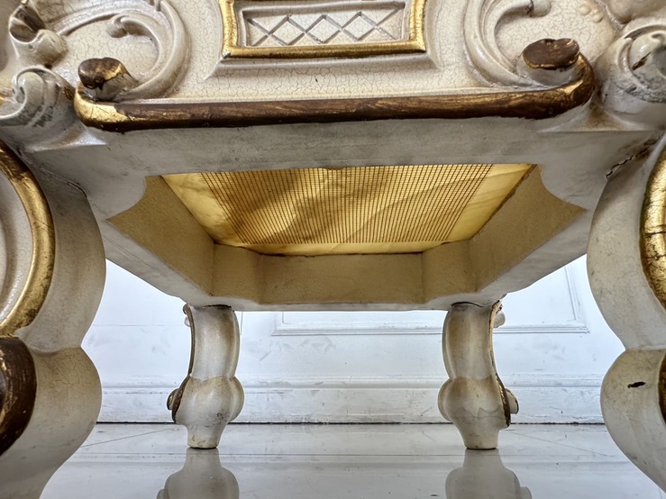 ชุดรับแขก แบรนด์ SILIK สไตล์หลุยส์ 7 ที่นั่ง โต๊ะกลางและโต๊ะข้าง ท็อปกระจก พร้อมเก้าอี้ ชุดรับแขก แบรนด์ SILIK สไตล์หลุยส์ 7 ที่นั่ง โต๊ะกลางและโต๊ะข้าง ท็อปกระจก พร้อมเก้าอี้