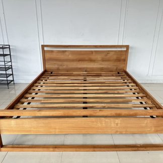 เตียงนอน 6 ฟุต ด้านข้างซ้ายมี 2 ลิ้นชัก คานกลาง เหล็ก 4 ท่อน ไม้อัด 1 แผ่น แผ่นรองไม้อัดสีเทา 3 แผ่น