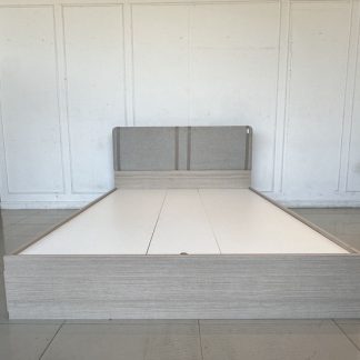 เตียงนอน 5 ฟุต หัวเตียงหุ้มผ้าสีเทาข้าดหนัง PU สีน้ำตาล ข้างเตียงมี 2 ลิ้นชัก