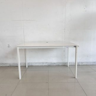 โต๊ะทำงาน ท็อปไม้ MDF สีข…